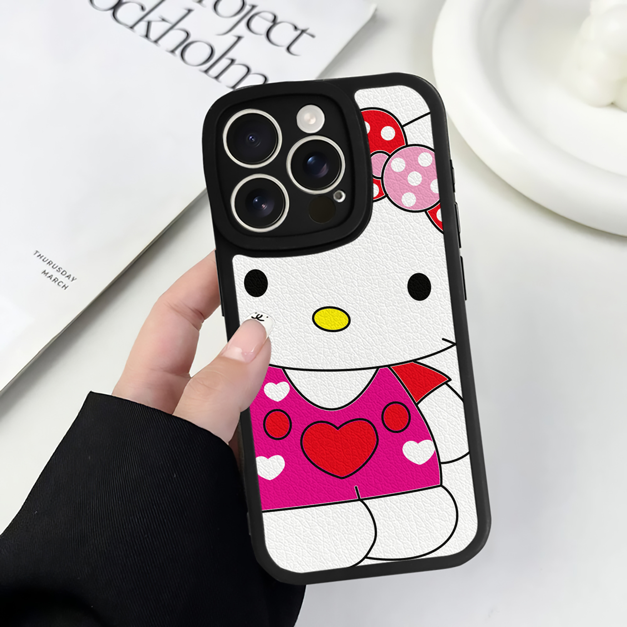 （画像用） Hello Kitty ハローキティ 【iPhone 16シリーズ対応】シリコンスマホケース（レザー調） 材質：シリコン